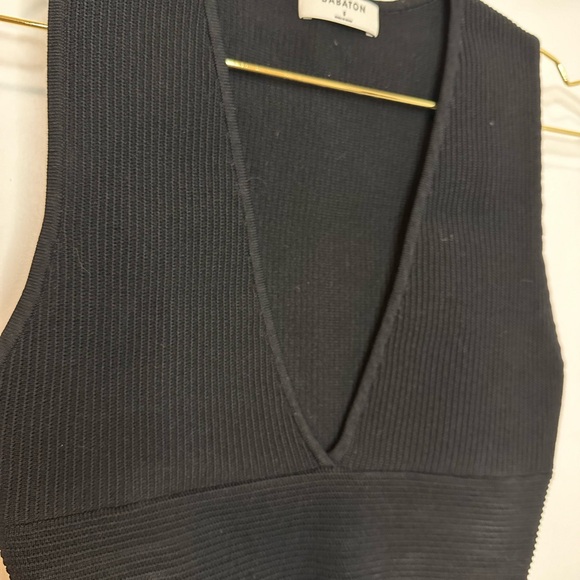 Aritzia Babaton V neck sculpt knit crop top - Picture 3 of 10